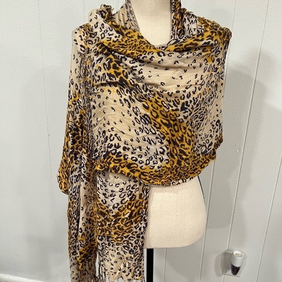 3/$15🎈Animal leopard design print oversized scarf pashmina or shall w/ fringes - Picture 4 of 11